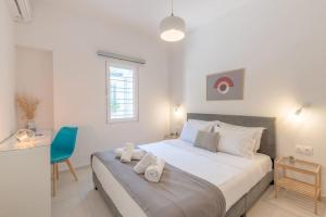ein Schlafzimmer mit einem Bett mit zwei Handtüchern darauf in der Unterkunft The HostMaster Aethereal Style in Athen