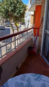 balcón con mesa y vistas a la calle en Carolina en Joan Miro, en Torremolinos