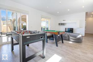 una sala de estar con 2 mesas de ping pong. en Villa Socrates by Abahana Villas, en Calpe