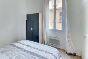 ニースにあるLovely Cosy Flat in Nice old townのベッドルーム1室(ベッド1台、キャビネット、窓付)