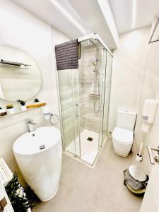 La salle de bains est pourvue d'une douche, de toilettes et d'un lavabo. dans l'établissement Dávila HOME Beach, à Santander