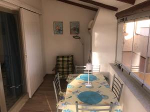 a dining room with a table and a chair at Monolocale a Rena Majore di Gallura in Rena Majore