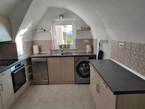 Кухня или мини-кухня в Acacia House - Cres Island
