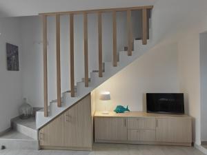 Телевизор и/или развлекательный центр в Acacia House - Cres Island