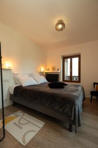 um quarto com uma cama grande e uma janela em Chalet les Myrtilles em Venthon