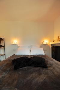 1 dormitorio con 1 cama con 2 luces en la pared en Chalet les Myrtilles en Venthon