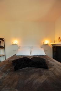 una camera da letto con un letto con due luci sul muro di Chalet les Myrtilles a Venthon