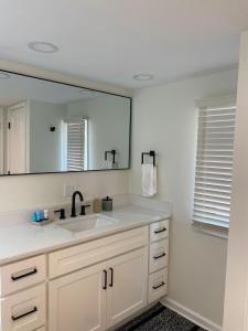 łazienka z umywalką i dużym lustrem w obiekcie Whiskey Woods w mieście Frankfort