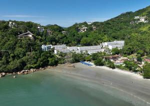 a view of a beach with people in the water at Wembley Inn Hotel in Ubatuba