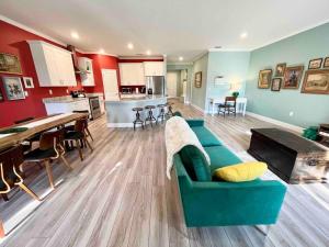 Sanford Long-term Stay في سانفورد: غرفة معيشة مع أريكة خضراء ومطبخ