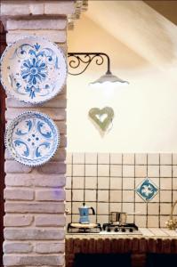 uma cozinha com placas azuis e brancas numa parede em Studio with city view and wifi at Piazza Armerina em Piazza Armerina