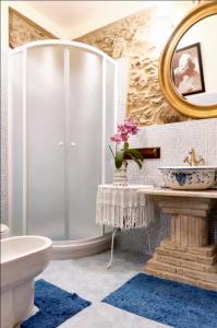uma casa de banho com um WC e um espelho. em Studio with city view and wifi at Piazza Armerina em Piazza Armerina