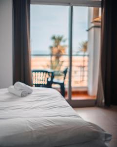 Schlafzimmer mit einem Bett und Meerblick in der Unterkunft Barraca Suites in Valencia