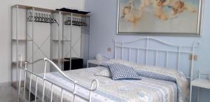 ラ・カレッタにあるPhiniscollis B&Bのベッドルーム(白いベッド、毛布付)