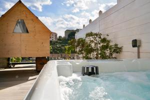 Bazén v ubytování StarsBox jacuzzi privata e piscina vista mare nebo v jeho okolí