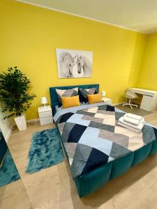 sypialnia z łóżkiem i żółtą ścianą w obiekcie Apartment Targowa L5 w mieście Lublin
