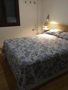 a bedroom with a bed with a blue comforter at Piso San Fernando centro in San Fernando