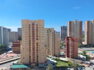 uma vista aérea de uma cidade com edifícios altos em Apartamentos Mariscal 4 y 5 by Gestaltur em Benidorm