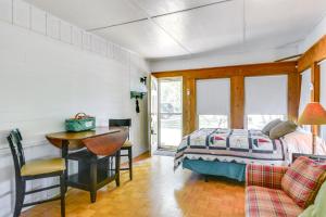 um quarto com uma cama, uma secretária e uma mesa em Cozy Sunset Beach Studio Rental Near Beach and Golf! em Sunset Beach