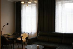 Giertmaņa apartamenti في ليبايا: غرفة معيشة مع أريكة وطاولة