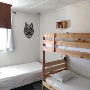 Ce lit se trouve dans un dortoir doté de 2 lits superposés et d'un mur. dans l'établissement Turpino House, à Vilar Torpim