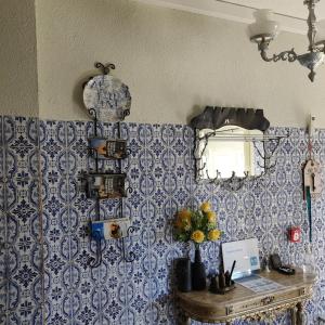 cocina con azulejos azules y blancos en la pared en Turpino House, en Vilar Torpim