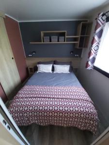 ein Schlafzimmer mit einem Bett in einem kleinen Zimmer in der Unterkunft BUNGALOW - Cap Ferret in Lège-Cap-Ferret + 12 Fotos