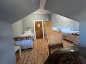 um quarto com duas camas e uma cadeira em Gothenburg Hotel em Rosyth