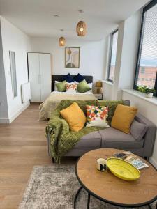 - un salon avec un canapé et un lit dans l'établissement Stunning Old Trafford Apartment, à Manchester