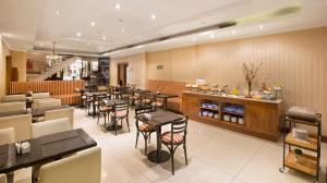a restaurant with tables and chairs and a bar at Hotel Sheltown in Buenos Aires