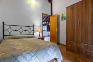 a bedroom with a large bed and a wooden cabinet at La Plazuca Cerrucao in Selaya