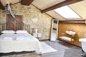 sypialnia z łóżkiem, umywalką i lustrem w obiekcie 4 bedrooms house with sea view enclosed garden and wifi at Cambados Pontevedra 1 km away from the beach w mieście Cambados