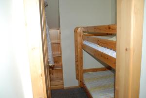 a room with two bunk beds in a room at Ferienwohnung Lahnerhof in Arriach