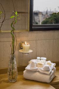 un jarrón con una vela y toallas sobre una mesa en Hotel Sheltown en Buenos Aires