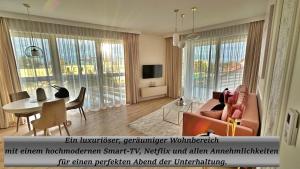 sala de estar con sofá y mesa en Gea Eco Appartment 200m von Ostsee WiFi mit incl Parkplatz en Sianozety
