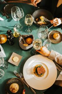 een tafel met een bord eten en een glas wijn bij Hotel Wesseling in Dwingeloo