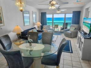 un soggiorno con tavolo e sedie in vetro di Budget Friendly 2 Bd Condo With $1,000,000 View a Fort Walton Beach