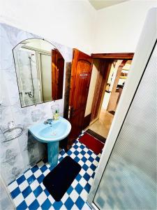La salle de bains est pourvue d'un lavabo et d'un miroir. dans l'établissement Appartement Vintage à EL JADIDA rte Sidi Bouzid, à El Jadida