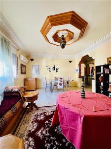 - un salon avec une table et un canapé dans l'établissement Appartement Vintage à EL JADIDA rte Sidi Bouzid, à El Jadida