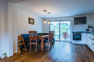 cocina y comedor con mesa y sillas en Ferienhaus am Staufeneck, en Piding