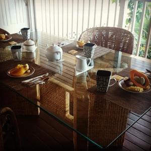 una mesa de madera con una tapa de cristal con comida. en Hale Hualalai, en Kailua-Kona