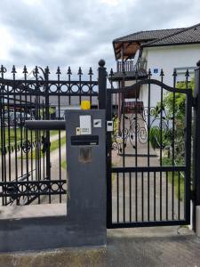 Um portão preto com um parquímetro à frente. em Holiday Home Baotic em Velika Mlaka