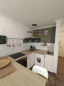 a kitchen with a sink and a washing machine at Appartment mit Charme am Strand in La Pared