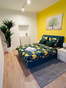 1 dormitorio con cama azul y pared amarilla en Apartment Targowa L9, en Lublin