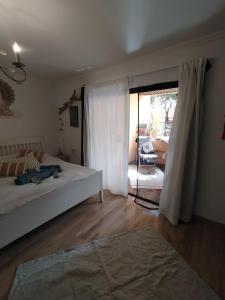 een slaapkamer met een bed en een glazen schuifdeur bij Appartment mit Charme am Strand in La Pared
