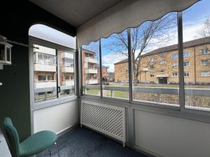 una stanza con finestra e sedia verde di Nice, quiet apartment in central Karlstad a Karlstad