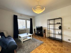 un soggiorno con divano e tavolo di Nice, quiet apartment in central Karlstad a Karlstad