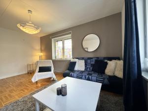 sala de estar con sofá y mesa en Nice, quiet apartment in central Karlstad, en Karlstad