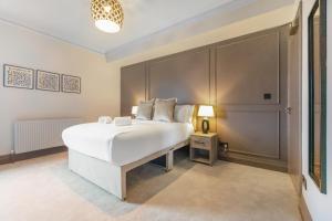 Ένα ή περισσότερα κρεβάτια σε δωμάτιο στο Charming 3-Bedroom Flat in Corner House, Sleeps 5