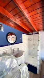 W łazience znajduje się umywalka i lustro. w obiekcie Angel Caves Farmstay w mieście Vega de San Mateo